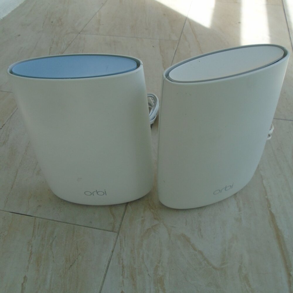 Netgear Orbi RBR50v2 Router + RBS50v2 Satellite Tri-Band Mesh WiFi - Picture 3 of 4